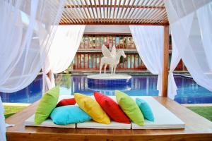 Bazén v ubytování The Chaya Resort and Spa nebo v jeho okolí