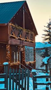 Cabaña de madera con luces de Navidad en la nieve en Hill SilENCE MESTIA 1, en Mestia 38 fotos más