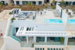 widok z lotu ptaka na budynek z basenem w obiekcie Luxurious penthouse in La Cala Casa Banderas - 3 Golf Facilites close by! w mieście La Cala de Mijas