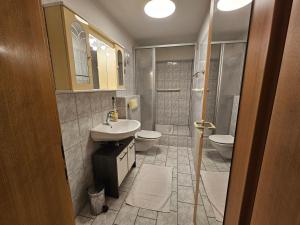 Koupelna v ubytování S12 Dornbirn, Vorarlberg Apartments + 16 fotografií