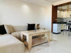 Cuina o zona de cuina de Appartement moderne avec une vue spectaculaire sur l océan
