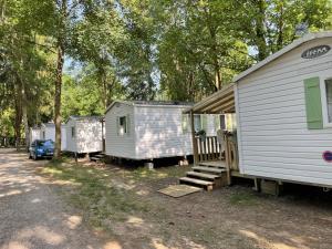 a row of mobile homes parked next to a road at Le mobilhome d 'Edit - C34- Proche Europa Park in Boofzheim