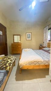 Rúm í herbergi á Sunny Gozo Getaway Pool & Easy Check-In