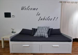 a bed in a room with a welcome to india sign at Jubilee 1 in Rome