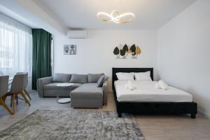 una sala de estar con una cama y un sofá en Residence 5 Studio, en Voluntari