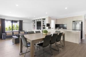 Η κουζίνα ή μικρή κουζίνα στο 5 Bedroom Home meters from the beach