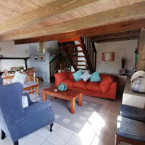 Posezení v ubytování Crafters Cottage