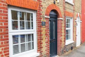 Gallery image of Driftwood House - Luxury Dog-Friendly Townhouse in Cowes, Steps from Marina in Cowes