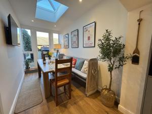 sala de estar con escritorio y mesa con silla en Driftwood House - Luxury Dog-Friendly Townhouse in Cowes, Steps from Marina, en Cowes