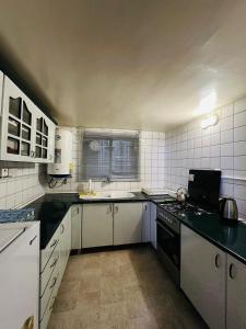 Η κουζίνα ή μικρή κουζίνα στο شقق و مطعم قرطاج