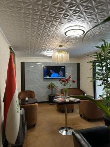 Μια τηλεόραση ή/και κέντρο ψυχαγωγίας στο شقق و مطعم قرطاج +21 φωτογραφίες