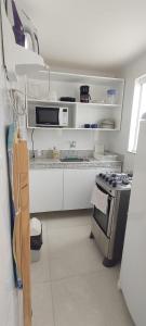 una cucina con fornelli e piano di lavoro di Loft casa 203 COND BRISAS DO FAROL n 07 a Salvador