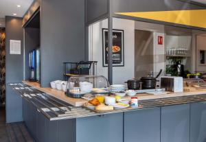 Kuchyň nebo kuchyňský kout v ubytování B&B HOTEL CHARTRES Oceane