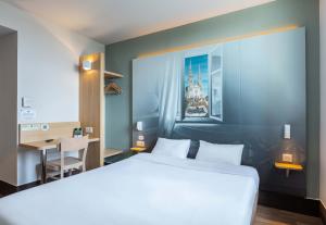 Postel nebo postele na pokoji v ubytování B&B HOTEL CHARTRES Oceane