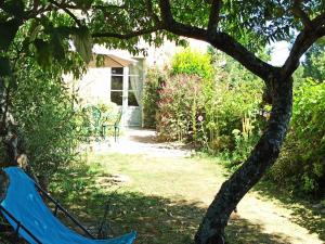 a swing in a tree in front of a house at joli gîte plain pied in Maférat +36 photos