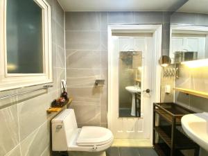 Ένα μπάνιο στο KoolJam House-Center of Seoul-Itaewon-Spacious-3min from the subway