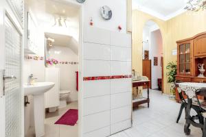 łazienka z umywalką i toaletą w obiekcie Charming House in Santa Cruz de la Palma with Home Office. w mieście Santa Cruz de la Palma +19 zdjęć
