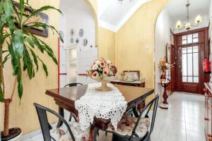 Część wypoczynkowa w obiekcie Charming House in Santa Cruz de la Palma with Home Office.