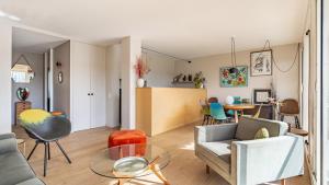 Coin salon dans l'établissement APPARTEMENT avec vue sur la Seine 10' en voiture de Paris et de la Tour Eiffel