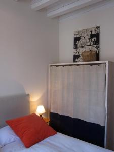 una camera da letto con un letto con una tenda sopra di Il Palazzetto a Vicenza