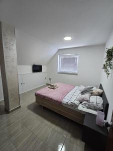 Una cama o camas en una habitación de Apartman Blagojevic