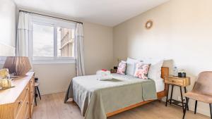 une chambre avec un lit et une fenêtre dans l'établissement APPARTEMENT avec vue sur la Seine 10' en voiture de Paris et de la Tour Eiffel, à Boulogne-Billancourt
