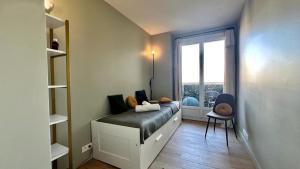 Coin salon dans l'établissement APPARTEMENT avec vue sur la Seine 10' en voiture de Paris et de la Tour Eiffel