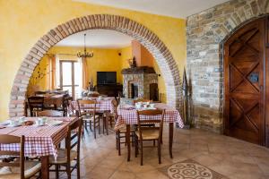 uma sala de jantar com mesas e cadeiras e uma parede de tijolos em Villa Bernadette em San Mauro Cilento