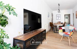 TV a/nebo společenská místnost v ubytování MyHouseSpain - Acogedor piso nuevo en Gijón