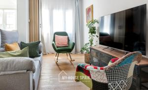 TV a/nebo společenská místnost v ubytování MyHouseSpain - Acogedor piso nuevo en Gijón