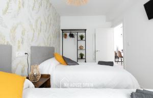 Postel nebo postele na pokoji v ubytování MyHouseSpain - Acogedor piso nuevo en Gijón