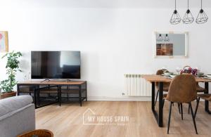 TV a/nebo společenská místnost v ubytování MyHouseSpain - Acogedor piso nuevo en Gijón