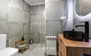 Koupelna v ubytování MyHouseSpain - Acogedor piso nuevo en Gijón
