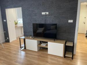 Televízia a/alebo spoločenská miestnosť v ubytovaní Apartmán Letná
