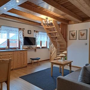 sala de estar con escalera de caracol y cocina en Apartamenty Ancymon, en Węgierska Górka