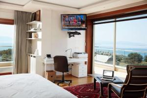 A television and/or entertainment centre at Armonia Luxury Villa