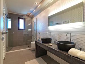 A bathroom at Armonia Luxury Villa