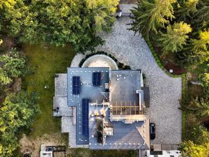 an overhead view of a house with a building at Pomiedzy debami - domki in Emilia