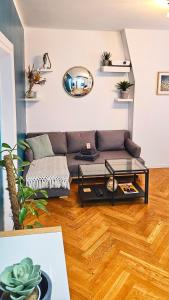 una sala de estar con un sofá y una mesa en Lovely flat Abbesses center - Paris Montmartre, en París