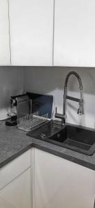 encimera de cocina con fregadero y tendedero de platos en Lovely flat Abbesses center - Paris Montmartre, en París