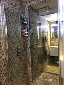 Un baño con ducha con puerta de cristal. en COCON AP4446 By Riviera Holiday Homes, en Villefranche-sur-Mer 10 fotos más