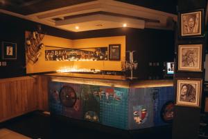 Lounge nebo bar v ubytování The Crib Hotels