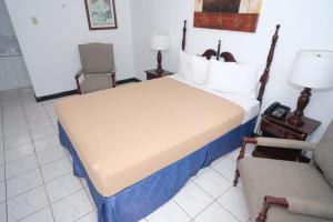 Ein Bett oder Betten in einem Zimmer der Unterkunft GolfView Hotel