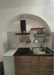 una cocina con fregadero y encimera en Casa caterina, en Corniglia