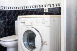eine Waschmaschine in einem Badezimmer mit Toilette in der Unterkunft Casa vacacional El Angel in La Pesa