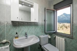 ein Badezimmer mit Waschbecken und Toilette und einem Fenster in der Unterkunft Casa vacacional El Angel in La Pesa + 36 Fotos