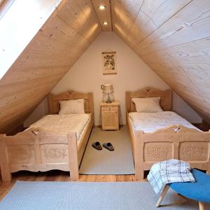 Habitación en el ático con 2 camas y lámpara en Apartamenty Ancymon, en Węgierska Górka 52 fotos más