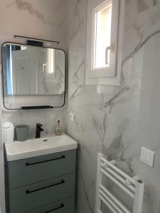 Phòng tắm tại VILLA climatisée calme avec bassin privé et grande piscine partagée à ST AYGULF FREJUS