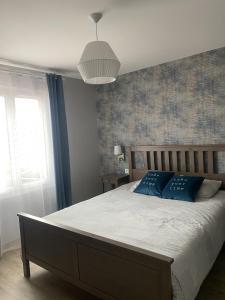 Giường trong phòng chung tại VILLA climatisée calme avec bassin privé et grande piscine partagée à ST AYGULF FREJUS