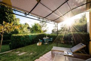 a view of a patio with the sun shining at La Résidence du Bailli in Rayol-Canadel-sur-Mer